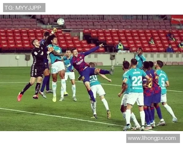 世界杯焦点战：拜仁与那不勒斯0比0平局乌龙球瞬间引发全场热议