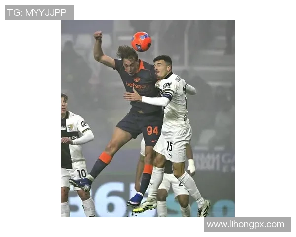 AC米兰大胜曼联6-2友谊赛中意外时刻引发全场欢呼