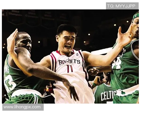 姚明与皮尔斯罚球对决回顾经典瞬间再现篮球场上的传奇时刻