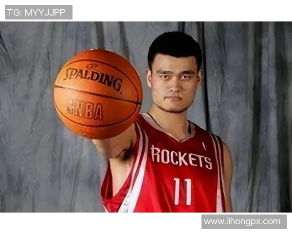 姚明在篮球比赛中精彩进球展现绝佳技术引发全场欢呼