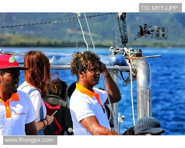 姚明携手海豚共舞展现友谊与环保理念的温暖广告故事 姚明携手海豚共舞展现友谊与环保理念的温暖广告故事