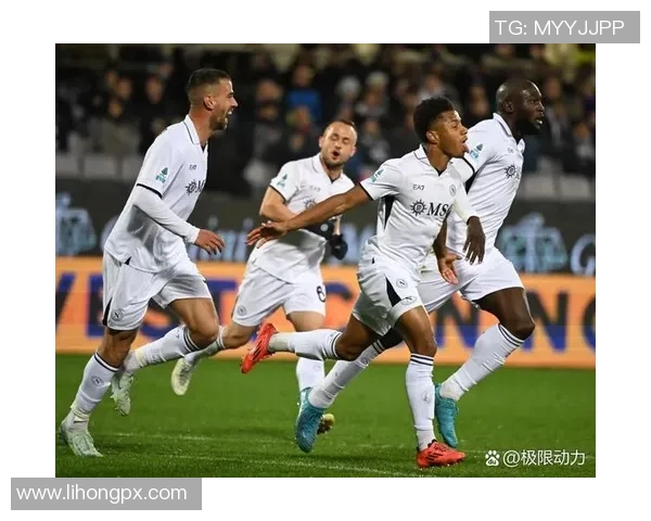 西甲焦点战曼联与那不勒斯战平红牌事件引发全场热议与数据分析 西甲焦点战曼联与那不勒斯战平红牌事件引发全场热议与数据分析