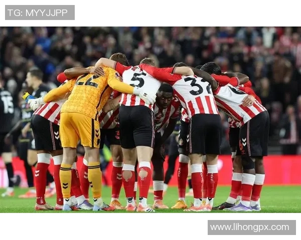 英超激战：那不勒斯险胜波尔图红牌事件引发全场热议与争议